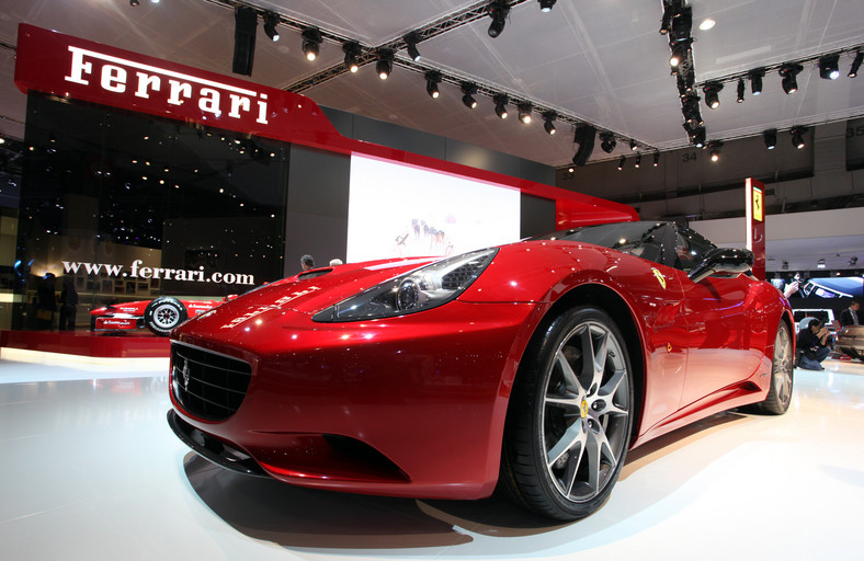 Paris Motor Show - od 2 października będzie można oglądać samochody najlepszych marek – Ferrari.  Fot: Chris Ratcliffe/Bloomberg