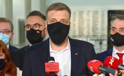 'Kretyńska strategia'. Zandberg bije w 'grupę wzmożonych pod przewodem Tomasza Lisa''