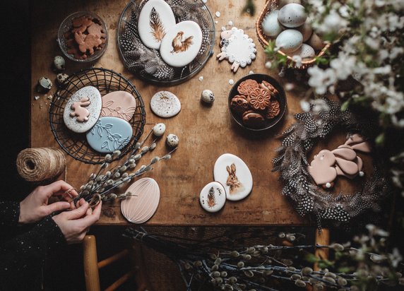 Na wielkanocny stół i do koszyczka. Lukrowane pisanki i zajączki z piernika