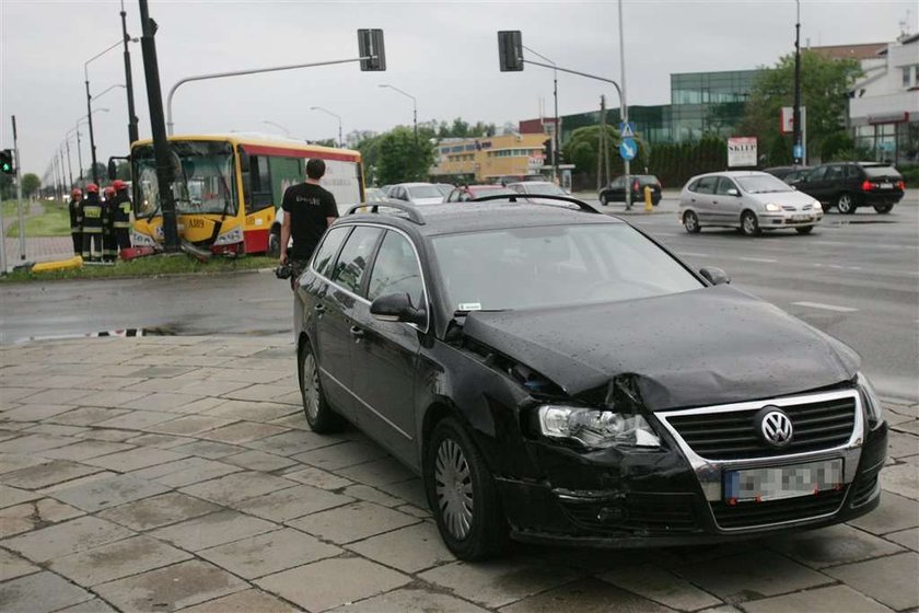 Autobus wbił się w latarnię