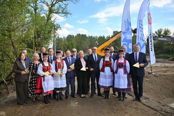 Wrzesień 2025 r. Minister infrastruktury Dariusz Klimczak (PSL), marszałek Adam Struzik i sekretarz stanu w ministerstwie kultury Bożena Żelazowska (PSL) podczas wmurowania kamienia węgielnego pod budowę obwodnicy Ostrołęki
