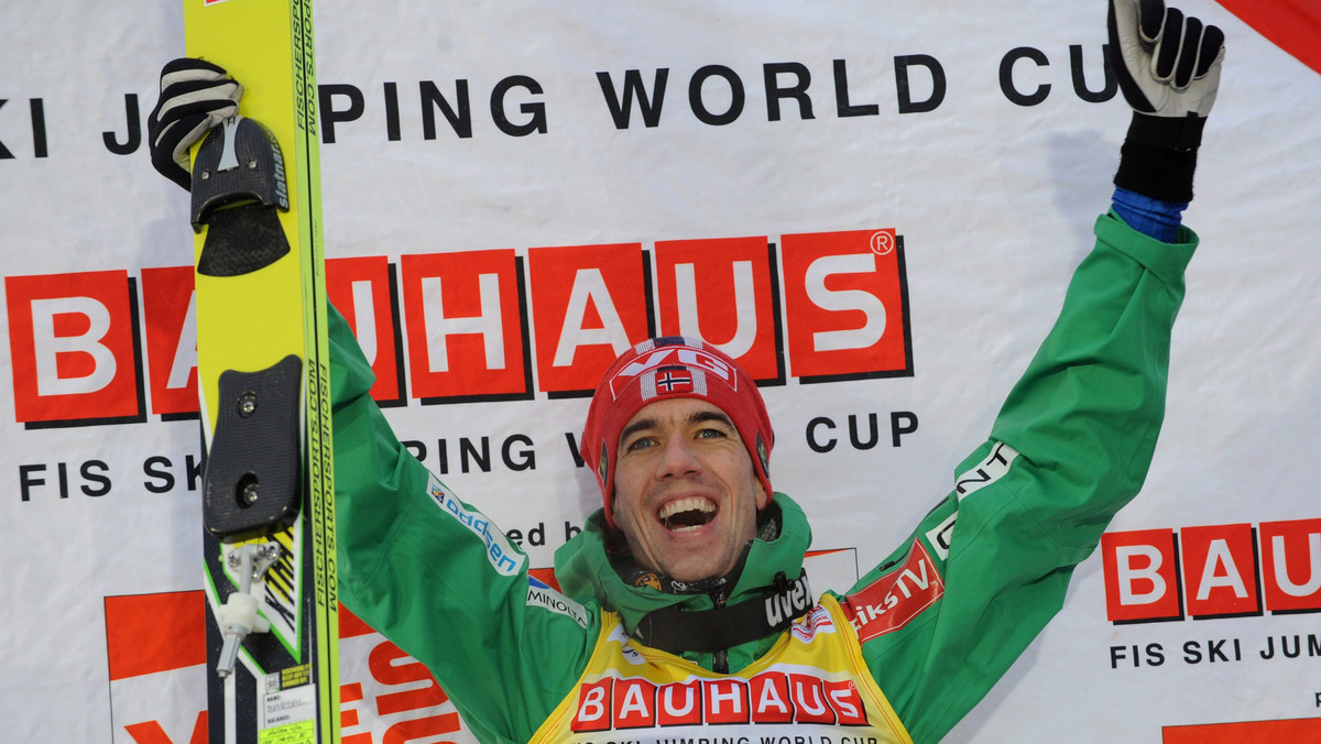 Norweg Anders Bardal zwyciężył w niedzielnym konkursie Pucharu Świata w skokach narciarskich w niemieckim Willingen i wskoczył na pierwsze miejsce klasyfikacji generalnej. Piąte miejsce zajął Kamil Stoch. Do drugiej serii sensacyjnie nie zakwalifikował się dotychczasowy lider cyklu Austriak, Andreas Kofler (fot. PAP/EPA).