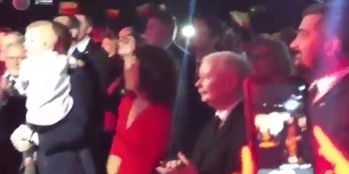 Jarosław Kaczyński słucha rapu na konwencji Patryka Jakiego