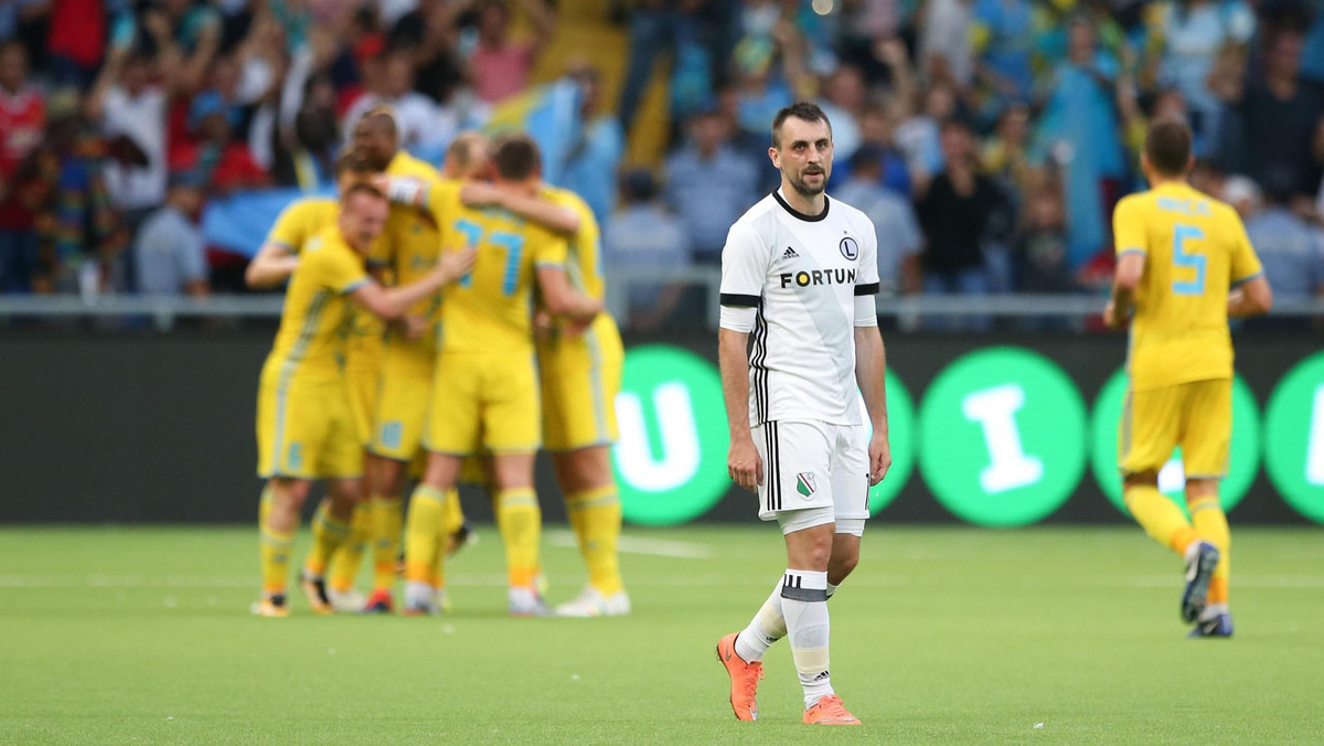 Legia Warszawa zawiodła w wyjazdowym meczu trzeciej rundy eliminacji Ligi Mistrzów z FK Astana. Podopieczni Jacka Magiery zasłużenie przegrali 1:3 (0:2). Mistrz Polski poważnie skomplikował swoją sytuację, tracąc gola po kontrze w doliczonym czasie gry. Do poprawy jest bardzo dużo, zwłaszcza w defensywie, która w środę miała gigantyczne problemy z zatrzymaniem duetu: Junior Kabananga – Patrick Twumasi.