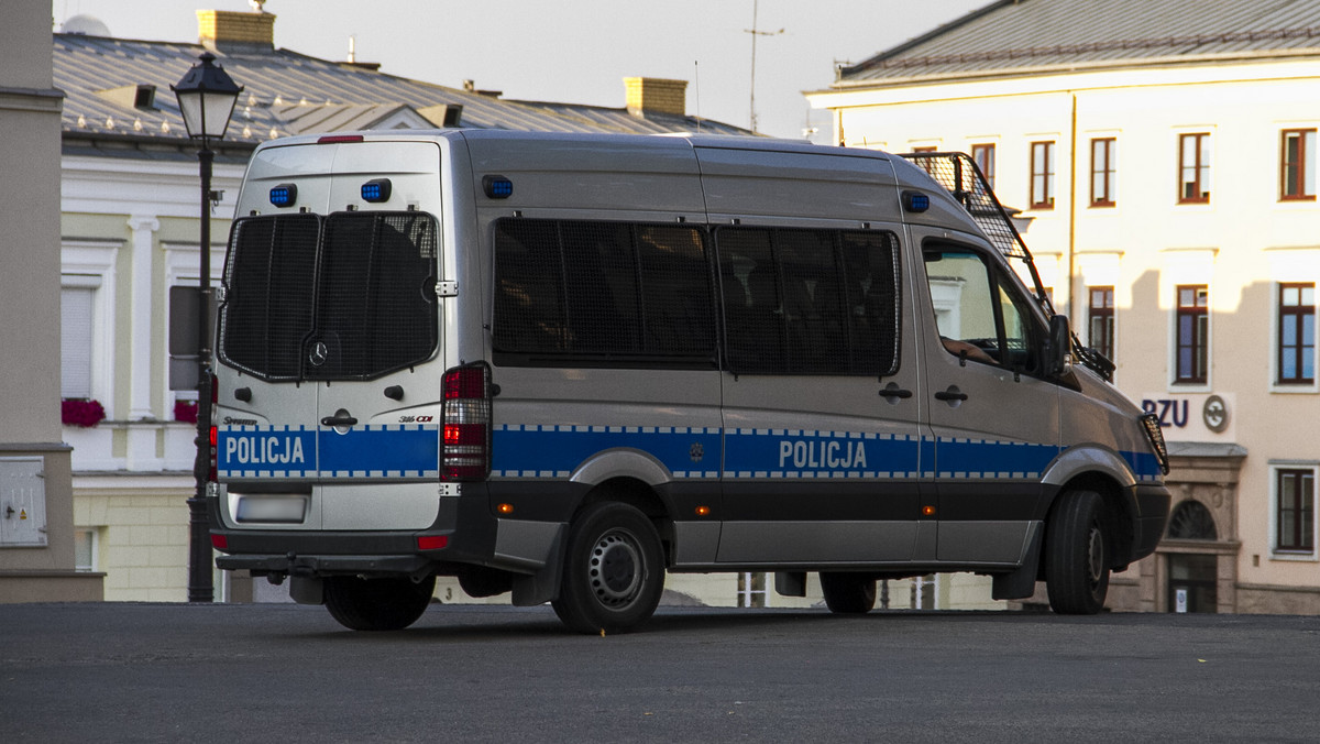 Policja zatrzymała mężczyznę, który chwilę wcześniej z bronią napadł na bank w Wielkich Oczach koło Lubaczowa. Napastnik postrzelił w ramię pracownika banku - poinformował rzecznik podkarpackiej policji podkom. Paweł Międlar.