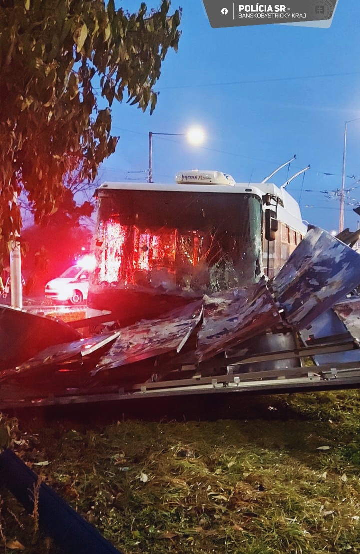 Pri nehode trolejbusu v Banskej Bystrici sa zranilo sedem ľudí.