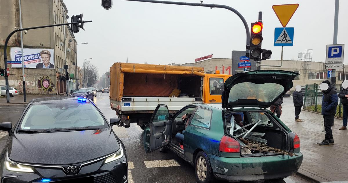  Zmęczony podjętą interwencją zasnął w bagażniku. Nie przeszkadzała mu obecność policji i ITD