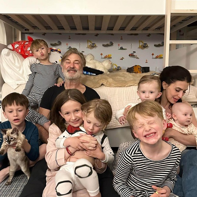 Alek i Hilarija sa decom