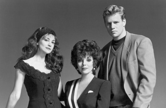 Al Corley jako Steven Daniel Carrington (1981-1982, 1991). Na zdjęciu także: jego serialowa siostra (Emma Samms) i matka (Joan Collins)