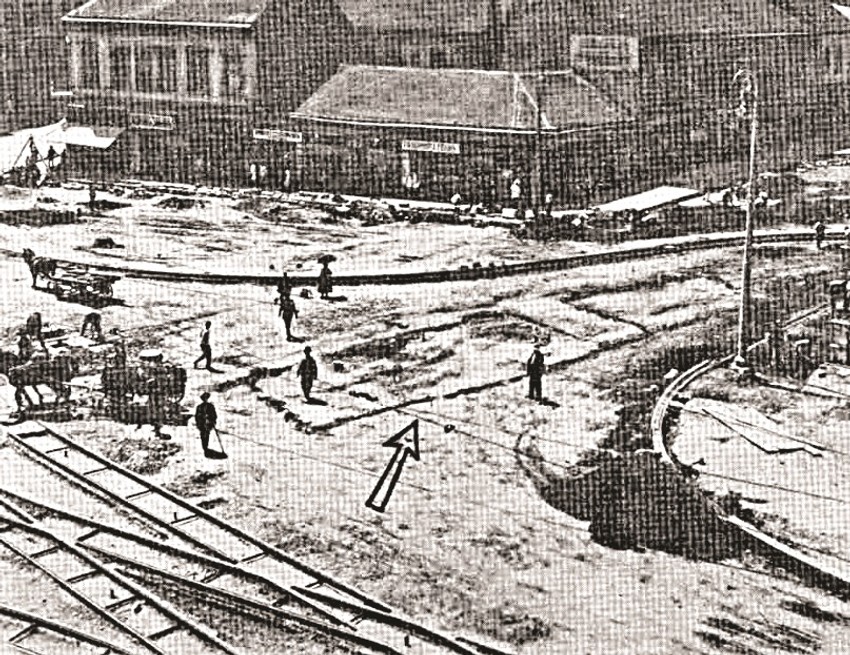 Ostaci Stambol kapije slikani sa zgrade pozorišta i strelicom označena lokacija