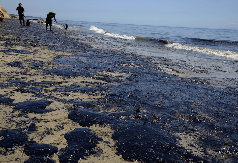 USA CALIFORNIA OIL SPILL (Oil spill on beach near Santa Barbara)