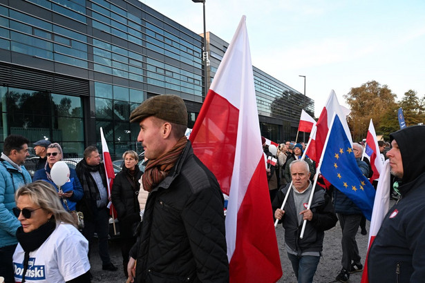 Uczestnicy manifestacji przed siedzibą ATM Studio w Warszawie