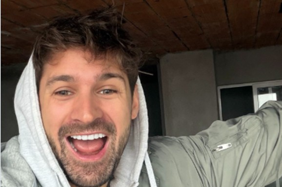 (FOTO) NAŠ PEVAČ KUPIO PRVU NEKRETNINU Odmah pokazao svoj stan: "Prazan prostor, sirovi zidovi"