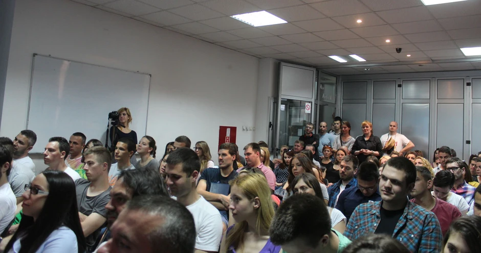 Publika je bila oduševljena, predavanje se slušalo na samim vratima ulaza sale