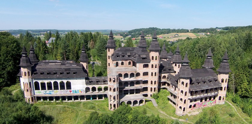 Oto najsłynniejsza samowola budowlana w Polsce. Co się stanie z zamkiem w Łapalicach?
