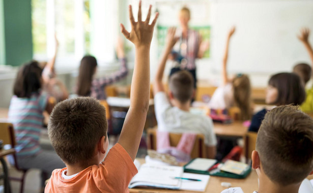 "Komuniści, lewaki, genderowe dno". Takiej piosenki uczyła dzieci w klasie. Jest reakcja kuratora