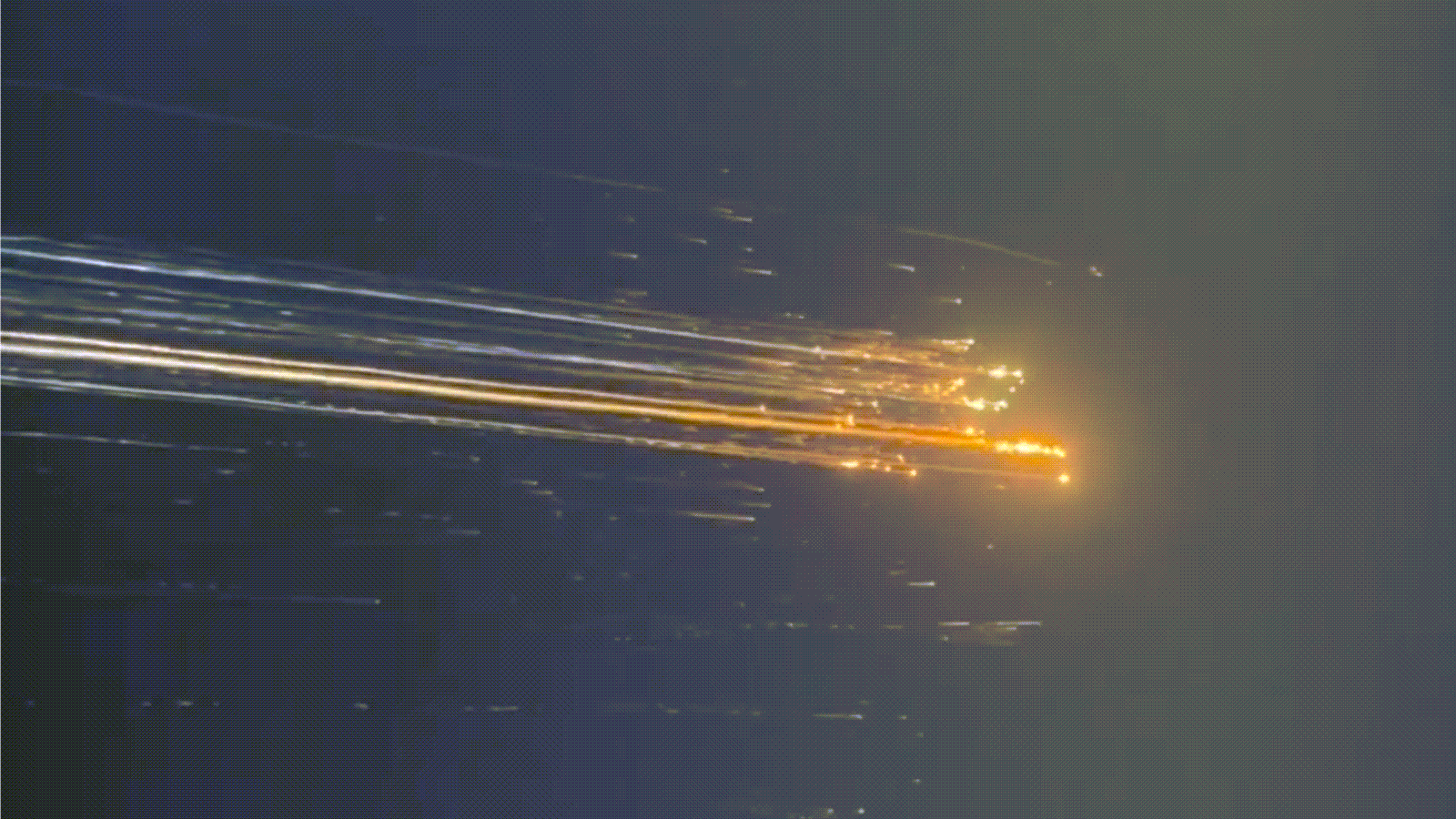 Trosky lode Starship horiace nad Dominikánskou republikou.
