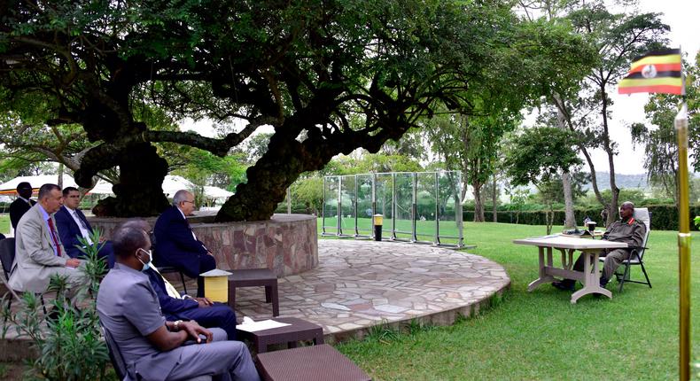 Museveni speaking with Algerian delegation 