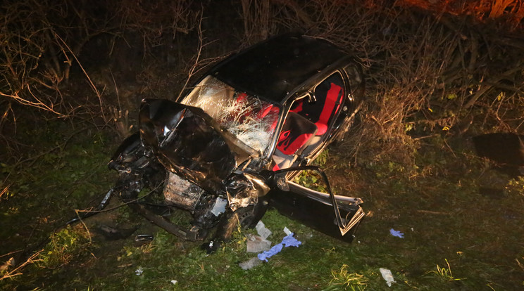 Az egyik utas meghalt ebben a kocsiban / Fotó: Weber Zsolt