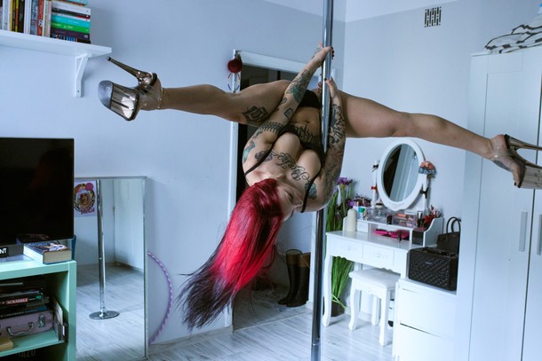 - Seksworkerzy lubią swoje ciała, są z nich dumni, chcą je pokazywać. Mają potrzebę bycia widzianymi y akceptowanymi — mówi Dawid Klepadło. Na zdjęciu Sylvia wswoim mieszkaniu.