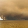 Posetioci plaže odmaraju se na plaži Mučik na obali jezera Lakano u Lakanou, na jugozapadu Francuske, dok požar besni u Žirondi, 24. jul 2026.