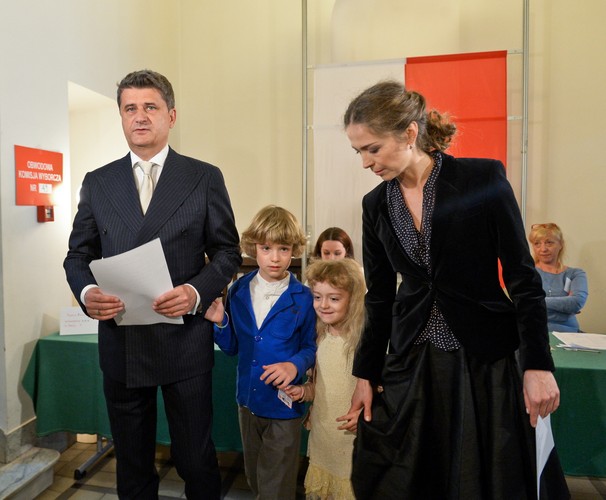 Lider Twojego Ruchu i kandydat na prezydenta - Janusz Palikot (L) z żoną Moniką i dziećmi - Franciszkiem i Zofią, głosują w lokalu wyborczym w Warszawie