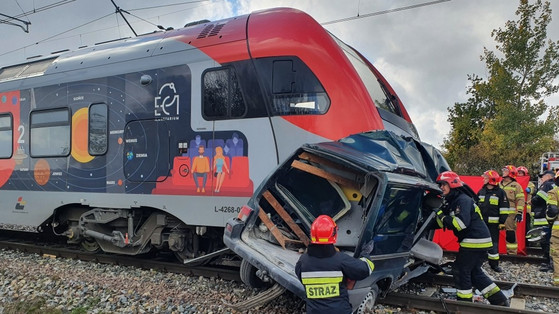 Wypadek na przejeździe kolejowym w Cekanowie (Łódzkie). Kierowca wjechał prosto pod pociąg. Nie miał szans. Drastyczne zdjęcia 
