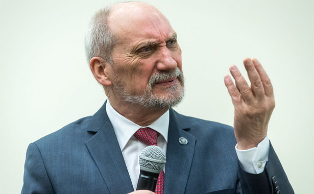 Macierewicz tłumaczy się z kart kredytowych: Samych ataszatów jest przecież kilkadziesiąt, sto...