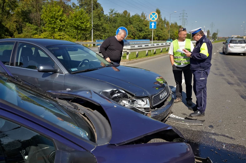 Mandat karny staje się prawomocny z chwilą przyjęcia i przesądza, czyj ubezpieczyciel płaci za naprawę aut poszkodowanych