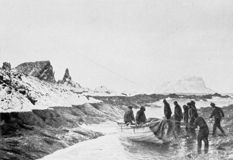 Shackleton i jego ludzie po wylądowaniu na Wyspie Słoniowej