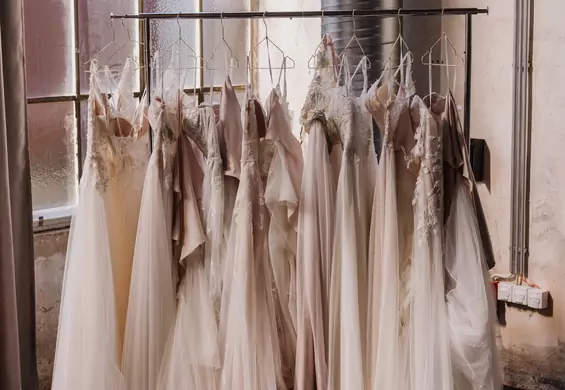 Prawie 100 sukni ślubnych wystawionych na licytację. Najtańsza za 1,5 tys. zł