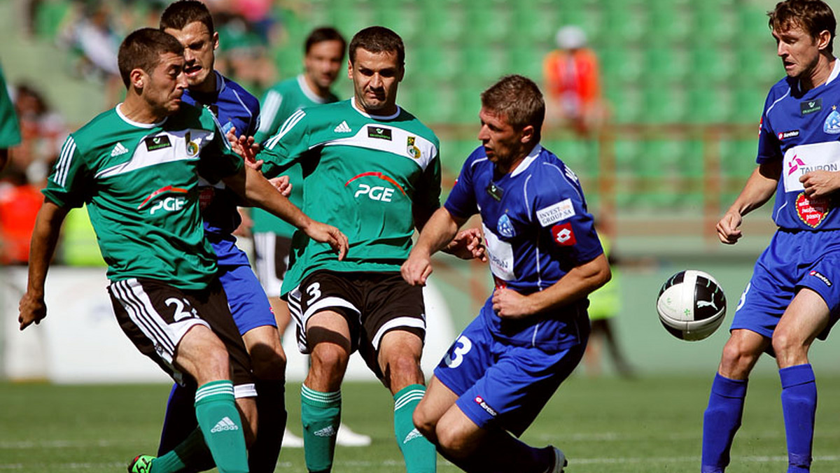 W spotkaniu 18. kolejki piłkarskiej Ekstraklasy Ruch Chorzów zwyciężył na własnym stadionie GKS Bełchatów 2:1 (1:0). Dla chorzowian to pierwsza wygrana wiosną w Ekstraklasie, GKS w trzecim kolejnym spotkaniu spotkaniu nie może zwyciężyć i osuwa się z czołówki w stronę środka tabeli ligowej.