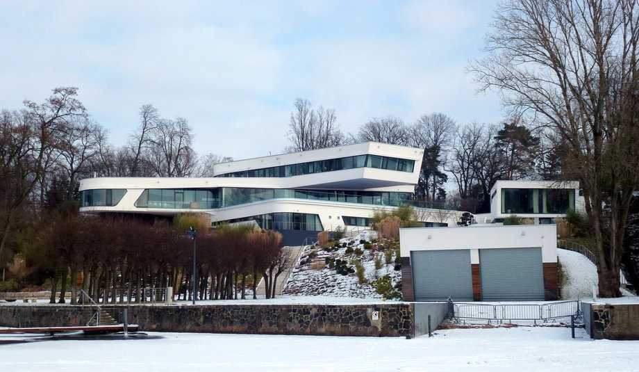 "Najbardziej futurystyczna willa Niemiec", tu w zimowej scenerii