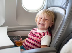 Dłubanie w nosie, głośna muzyka... Co denerwuje w podróży?