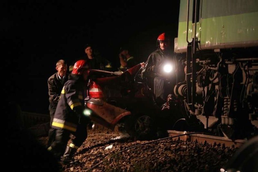 wypadek, pociąg, otwock, vectra, opel, przejazd kolejowy