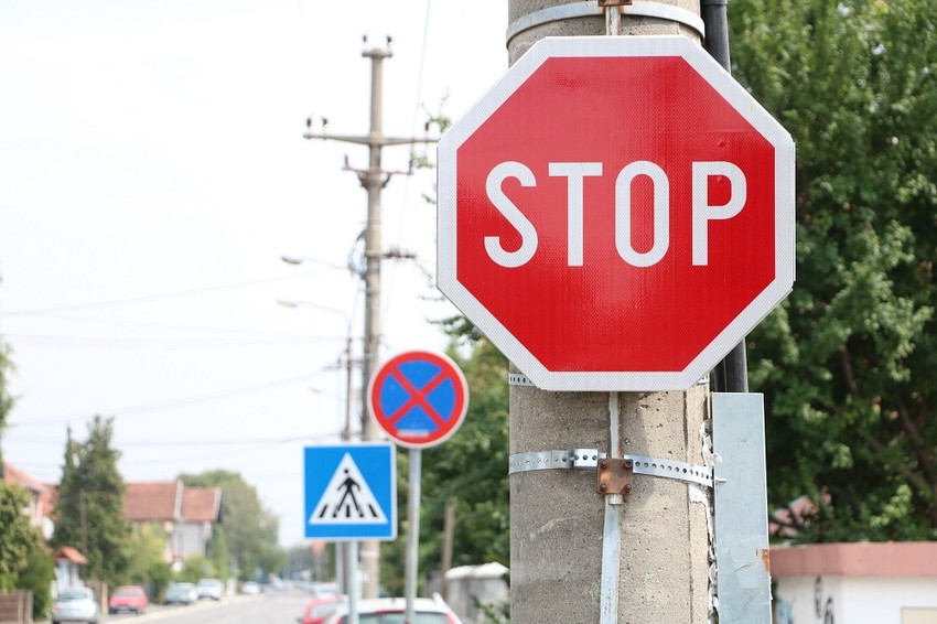 Znak na stubu električne mreže