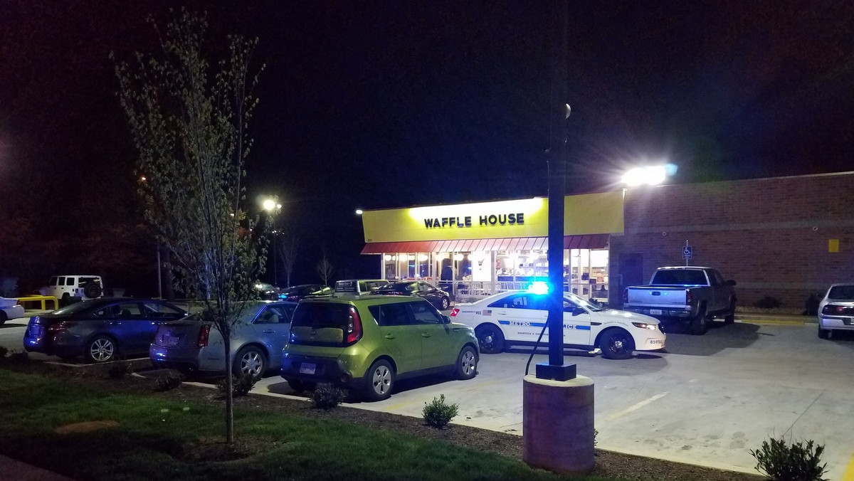 Policja prowadzi zakrojony na szeroką skalę pościg za 29-letnim mężczyzną, który zastrzelił cztery osoby w restauracji pod Nashville, w stanie Tennesse. Dwie osoby zostały ranne i przewieziono je w stanie krytycznym do szpitala.