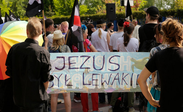 "Pogarda dla ludzi wierzących poraża". Sobecka donosi śledczym na demonstrację przed Radiem Maryja