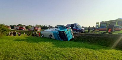 Koszmar na Lubelszczyźnie. Autokar pełen ludzi wypadł z drogi i runął na bok