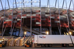 Rozładunek transportu przy Stadionie Narodowym