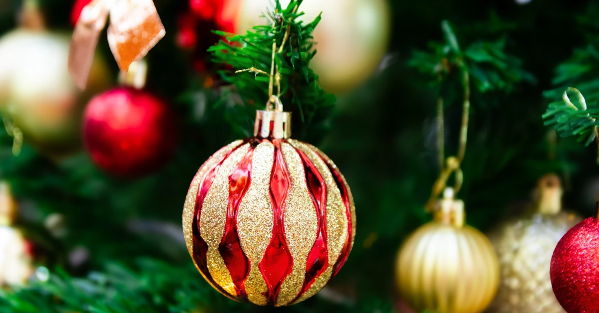 Wyrzuciłeś? Pożałujesz! Bombki z czasów PRL osiągają zawrotne ceny. To prawdziwe skarby!