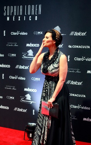 Laura Pausini na 80-tych urodzinach Sophii Loren