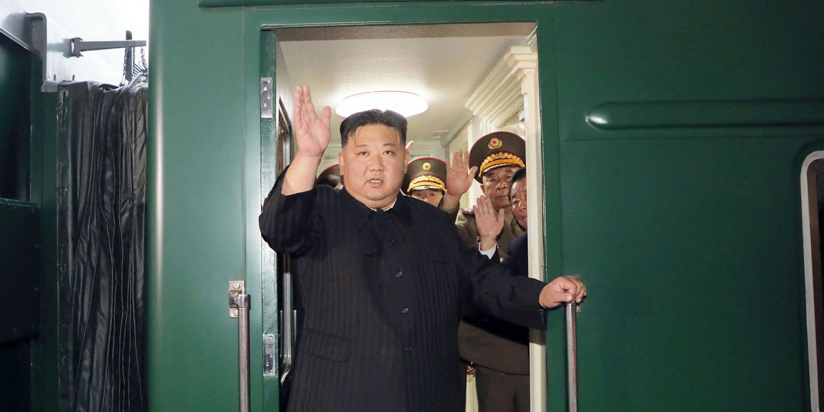 Kim Dzong Un w drzwiach swojego pancernego pociągu