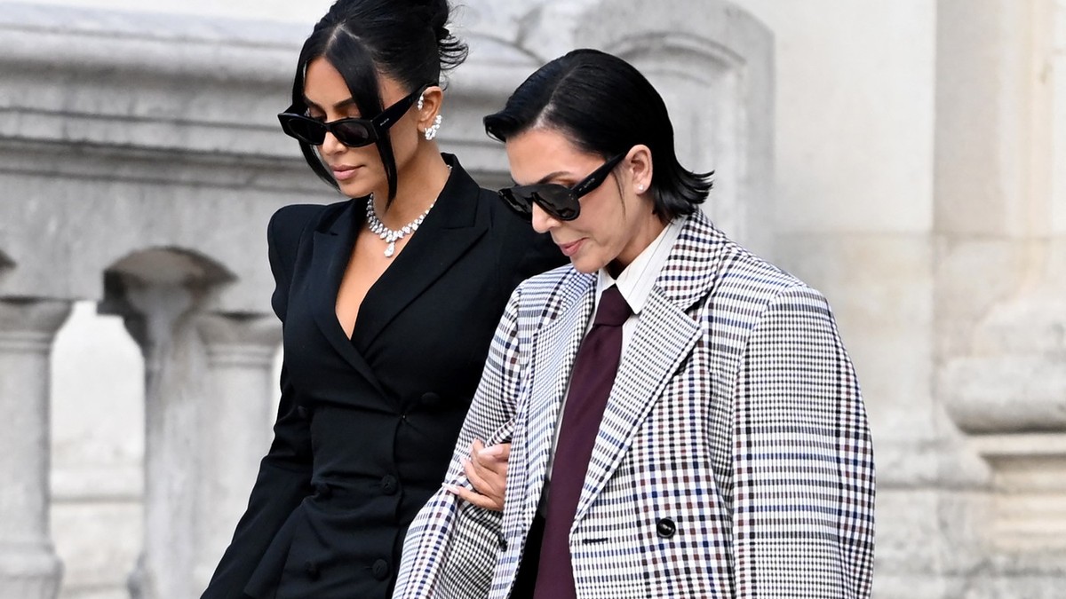 Kim Kardašijan i Kris Džener prošle godine ispred suda u Parizu
