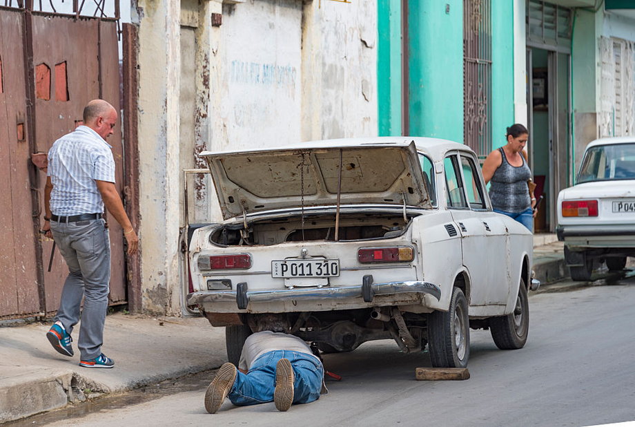 Na ulicach Kuby ciągle można znaleźć dawne radzieckie auta marki Moskwicz.