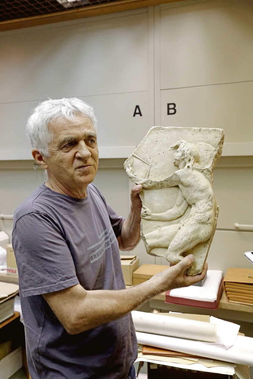  Kustos Momo Cvijović drži repliku rimskog boga Kairosa - boga srećnog trenutka. 