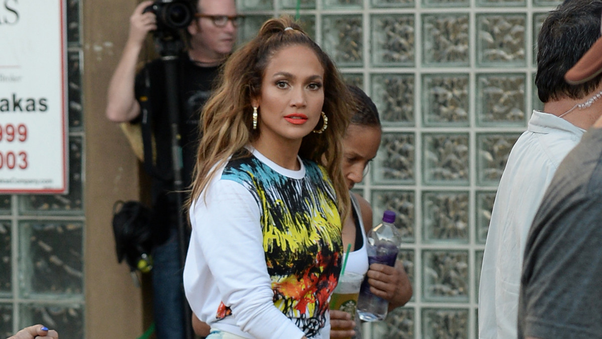 Trudno nam uwierzyć, że Jennifer Lopez ma już 44 lata. Piękna wokalistka nagrywała ostatnio teledysk do piosenki "Adrenalina" i wyglądała bardzo apetycznie.