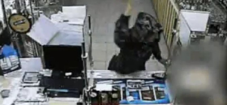 Brutalny napad na sklep. Ekspedientka cudem umknęła