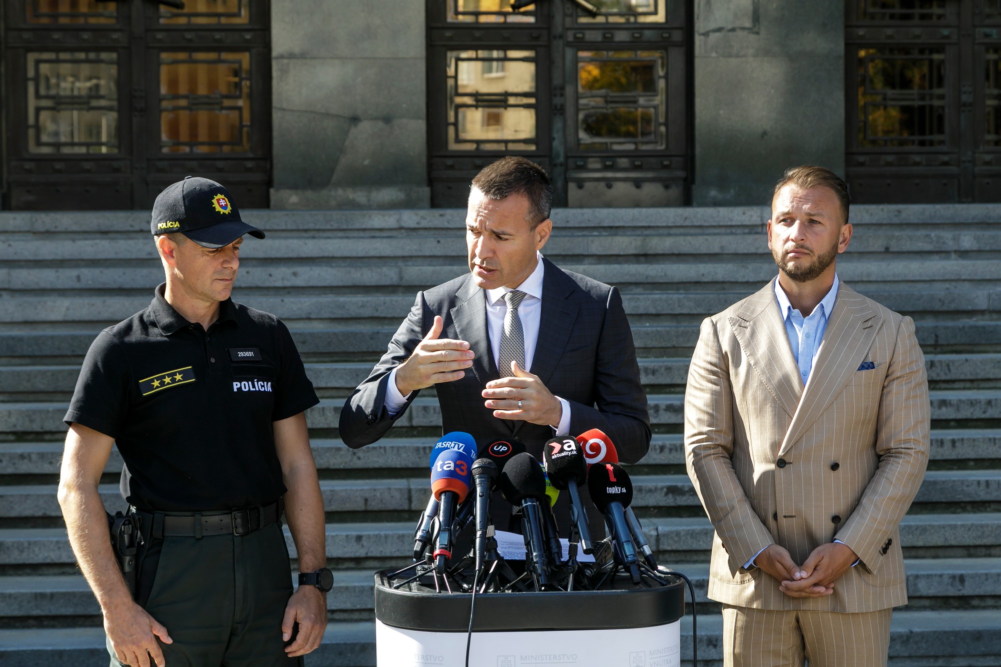 Sprava minister vnútra SR Matúš Šutaj Eštok (Hlas-SD), minister školstva SR Tomáš Drucker (Hlas-SD) a viceprezident Policajného zboru pre vnútorný poriadok a bezpečnosť Rastislav Polakovič.