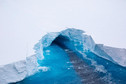 Największa góra lodowa świata dryfuje na Atlantyku. Stanowi potencjalne zagrożenie